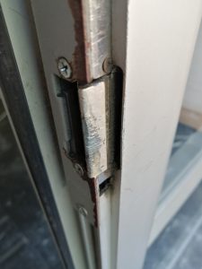 SUSTITUCION CERROJO ELECTRICO EN PUERTA PORTAL